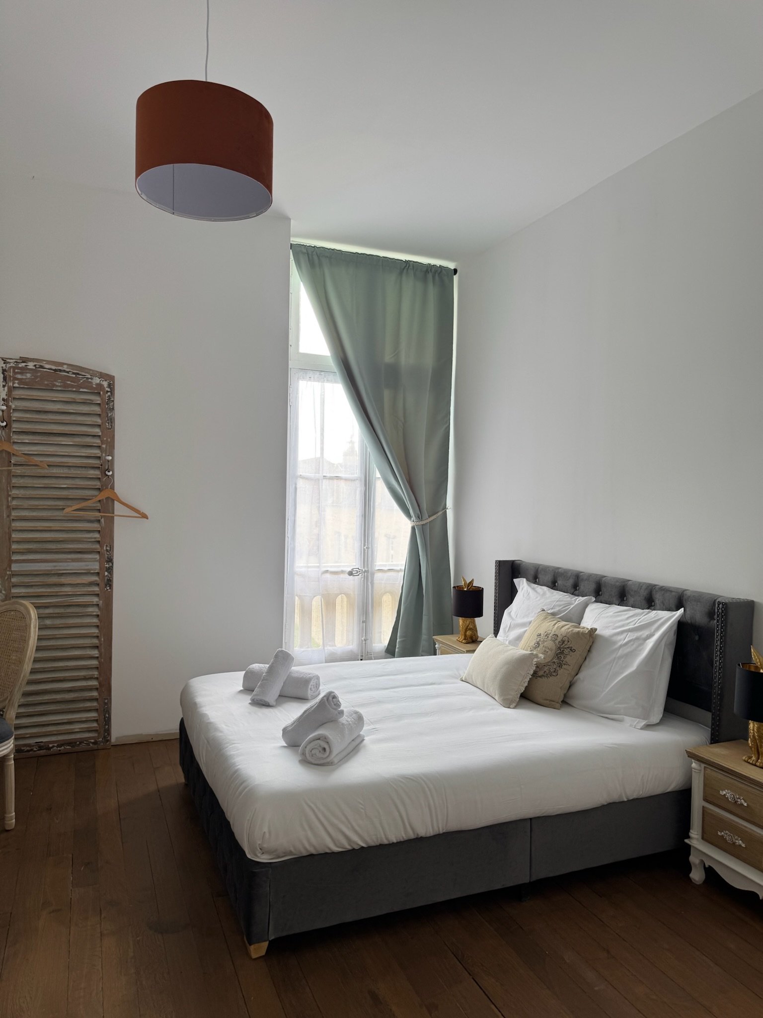 Guest room - upholstered bed, view over the park
